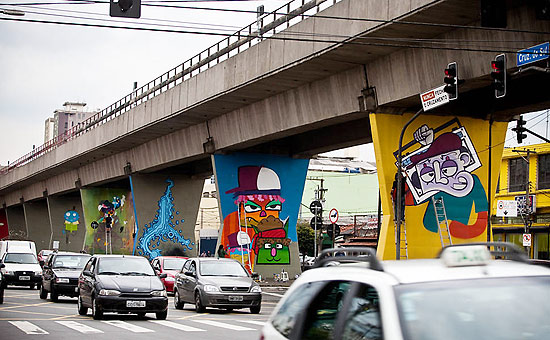 Grafiteiros fazem pinturas nas pilastras do metrô na avenida Cruzeiro do Sul, na zona norte de São Paulo