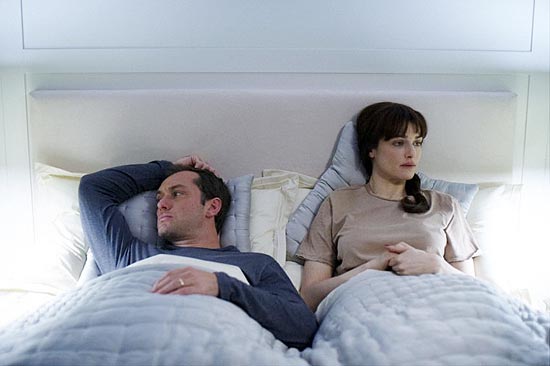 Atores Jude Law e Rachel Weisz em cena de "360", de Fernando Meirelles, que está em pré-estreia neste sábado (11), nos cinema de SP