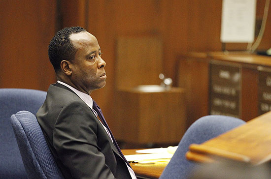 Conrad Murray em seu julgamento nesta terça (4)
