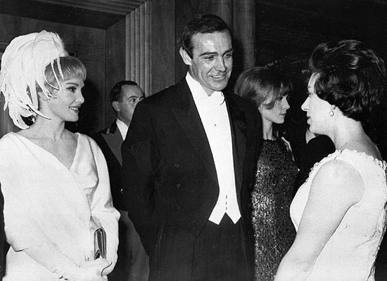 Diane Cilento ( esquerda) e o ento marido Sean Connery so apresentados  Princesa Margaret