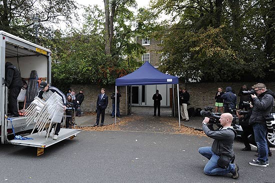 Caminhão é fotografado entregando cadeiras em frente à casa de Paul McCartney em Londres