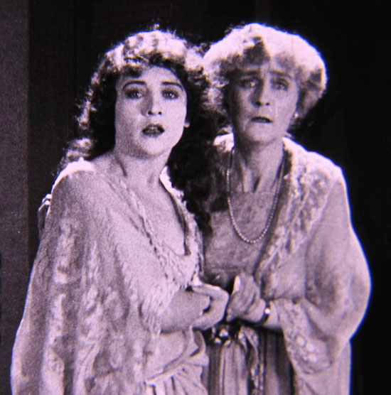 Cena do filme "The White Shadow", de 1923