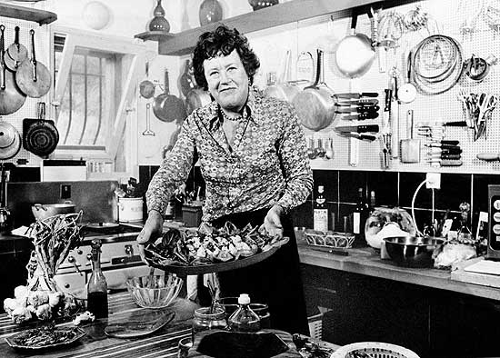 Achef de cozinha Julia Child mostra salada durante programa de TV americano em agosto de 1978