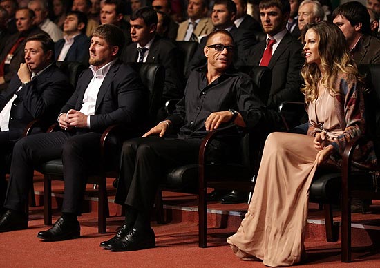 Presidente da Tchetchênia, Ramzan Kadyron (segundo à esq.), ao lado de Jean-Claude van Damme e Hilary Swank