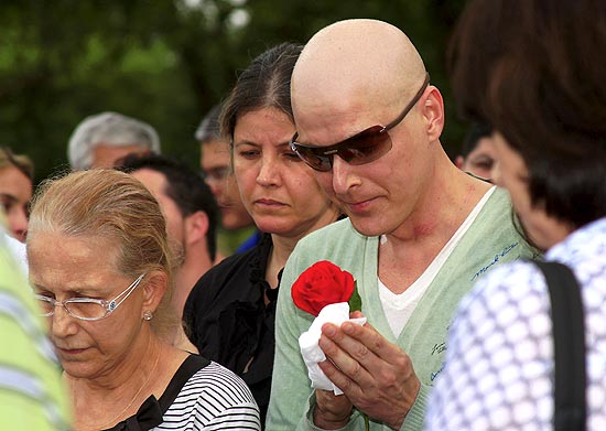 Reynaldo Gianecchini ao lado da mãe, Eloísa, no enterro do pai nesta segunda (17)