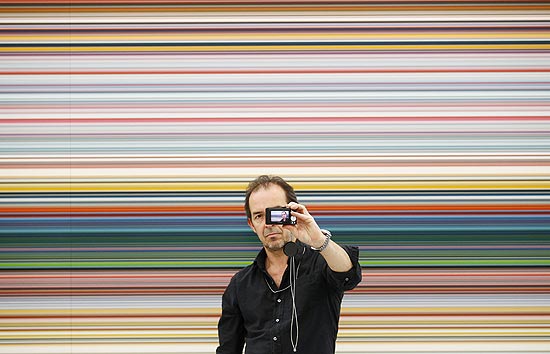 Visitante tira foto em frente a obra "Strip", de Gerhard Richter