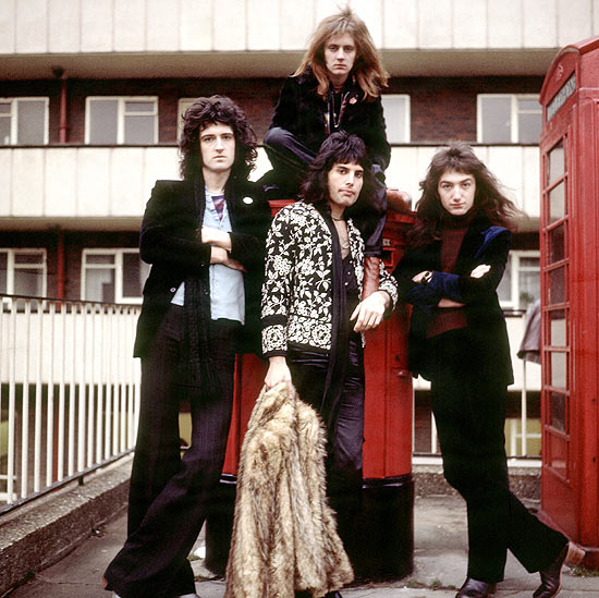 Brian May ( esq.), Roger Taylor (acima), Freddie Mercury (ao centro) e John Deacon, da banda inglesa Queen