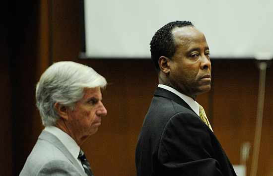 Advogado de defesa, J. Michael Flanagan, e Conrad Murray durante julgamento esta semana em Los Angeles