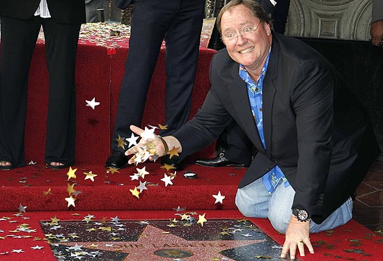 Diretor de criao John Lasseter posa para foto diante de sua estrela na Calada da Fama, em Hollywood