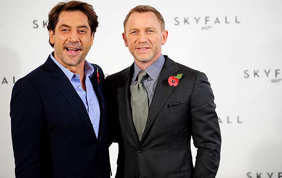 Javier Barden e Daniel Craig posam para foto durante coletiva de apresentação do novo filme de James Bond