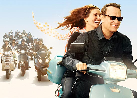 Tom Hanks e Julia Roberts sem capacete em cartaz do filme "Larry Crowne - O Amor Está de Volta" 