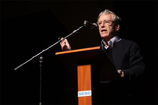O escritor israelense Amós Oz durante discurso no teatro do Sesc Pinheiros, em São Paulo
