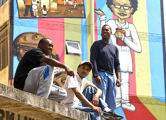 Os grafiteiros Tota ( esquerda) e Anderson Hope (em p) e o Street Dancer Ivan Santos
