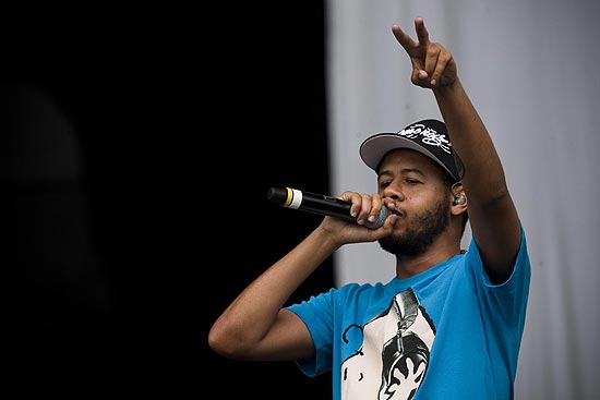 Emicida comanda disputa de "freestyle" entre os rappers Ogi e Flow MC em evento gratuito na zona norte de São Paulo neste domingo (18)