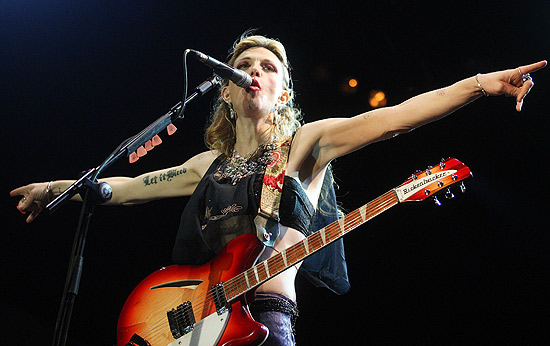 Courtney Love durante show da banda Hole no festival SWU, no Brasil, em 2011