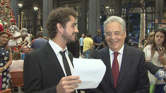 Felipe Andreoli e o ex-presidente Fernando Henrique durante lançamento do DVD do documentário "Quebrando o Tabu"