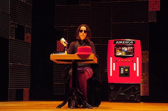 Lucélia Santos interpreta a misteriosa Laura em "Alguém Acaba de Morrer Lá Fora", de Jô Bilac
