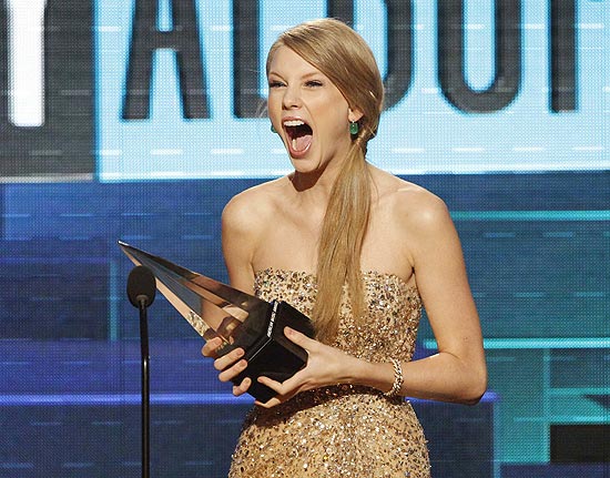 Taylor Swift recebe um dos prêmios na premiação American Music Awards pelo álbum "Speak Now"