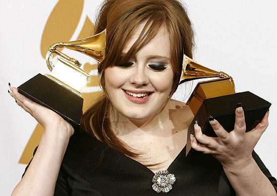 A cantora Adele mostra prêmios Grammy recebidos em 2009