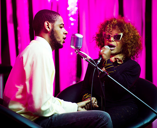 Elza Soares canta com o rapper paulistano Emicida em gravação para o projeto "Compacto", da Petrobras, em novembro de 2011