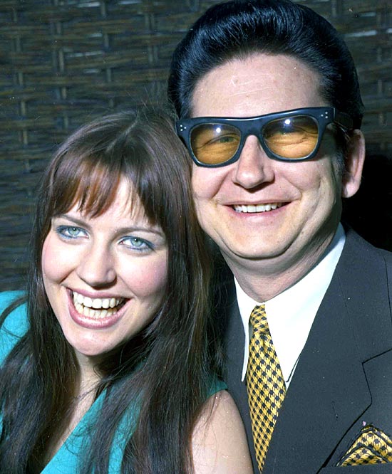Roy Orbison posa ao lado da mulher, Barbara, em foto de 1969