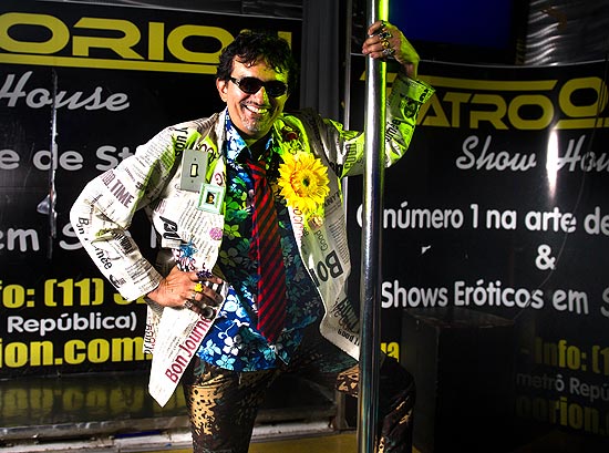Cantor Falcão posa em casa de striptease em São Paulo