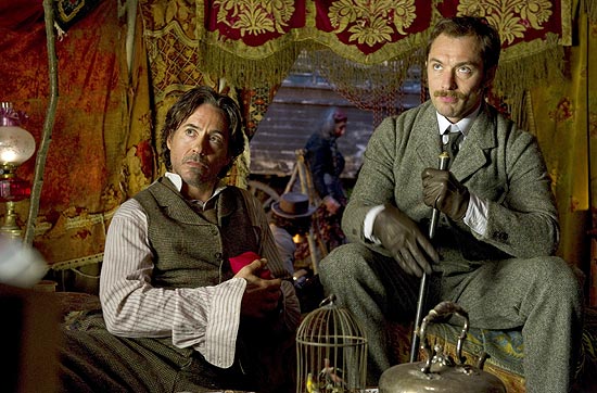 Robert Downey Jr. e Jude Law em cena de "Sherlock Holmes: O Jogo de Sombras"