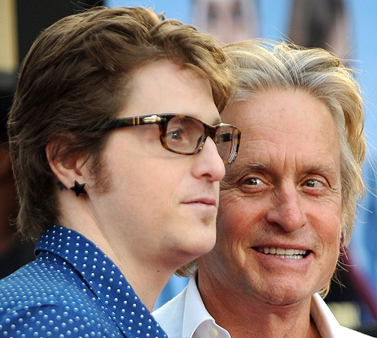 O ator Michael Douglas (à direita) posa ao lado do filho Cameron Douglas em foto de 2009