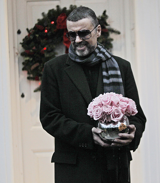 George Michael em frente à sua casa em Londres nesta sexta-feira após receber alta de hospital