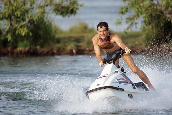 O piloto Ayrton Senna anda de jet-ski durante férias em seu sítio na cidade de Tatuí, em imagem que faz parte do documentário "Senna"