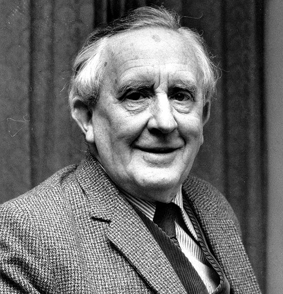 O escritor J.R.R. Tolkien, autor de "O Senhor dos Anis" e de "O Hobbit"