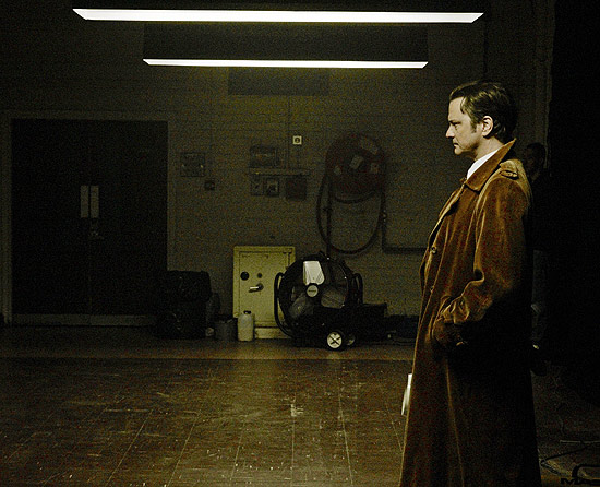 Colin Firth em cena de "O Espião Que Sabia Demais"