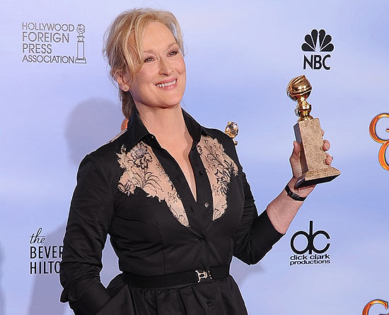 Meryl Streep posa após receber o Globo de Ouro por seu trabalho em "A Dama de Ferro"