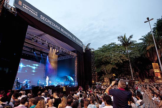 Público em frente ao palco de Ney Matogrosso, na praça da República