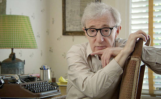 Woody Allen ao lado da máquina de escrever comprada aos 16 anos, com US$ 40, na qual cria os seus roteiros 