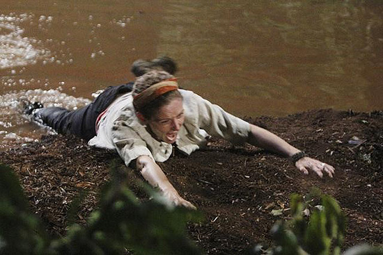 Leslie Hope em cena da série "The River", produzida por Steven Spielberg