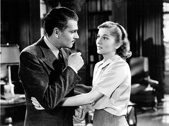 Laurence Olivier e Joan Fontaine em cena do filme &quot;Rebecca&quot;, de 1940 