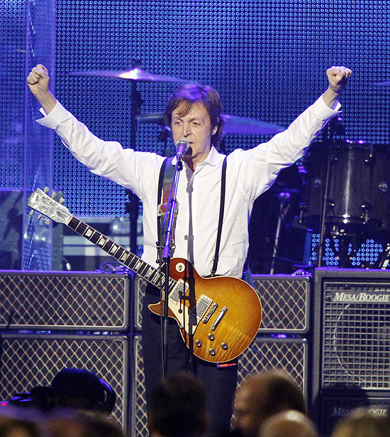 Paul McCartney se apresenta durante evento da MusiCares, instituição do Grammy, em Los Angeles