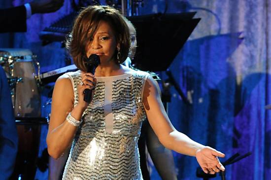 Whitney Houston canta em concerto pré-Grammy, nos EUA; veja mais imagens de sua carreira