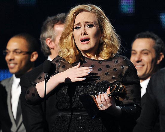 Cantora Adele chora ao ganhar prêmio de melhor disco do ano no Grammy