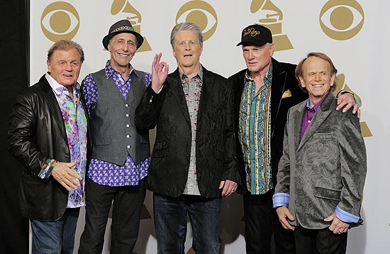 Bruce Johnston, David Marks, Brian Wilson, Mike Love e Al Jardine, integrantes do Beach Boys, no Grammy 2012