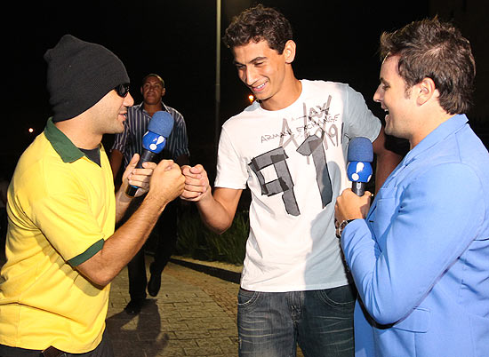 O jogador Ganso chega para festa de aniversário de Neymar e é abordado pela turma do "Pânico na TV"