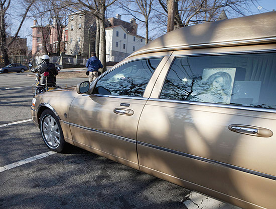 Carro funerrio com corpo de Whitney Houston chega  igreja onde ser realizado o funeral