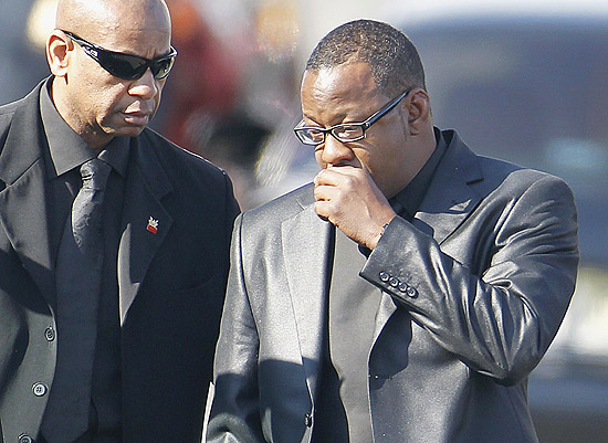 Bobby Brown, ex-marido de Whitney Houston, em frente à igreja onde acontece o funeral