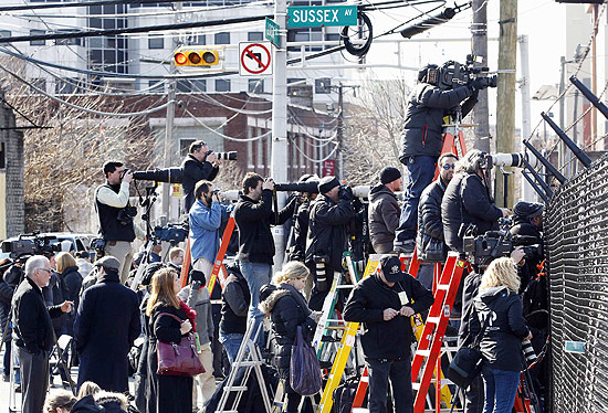 Com a rua da igreja onde foi o funeral interditada, fotógrafos e cinegrafistas se aglomeraram na Sussex Street; veja mais fotos