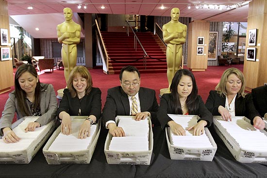 Auditores conferem cédulas da votação do Oscar para enviá-las a membros da Academia