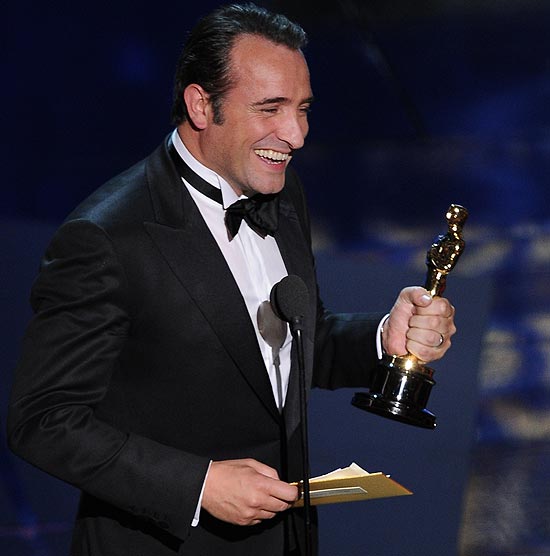 Jean Dujardin recebe a estatueta de melhor ator no Oscar
