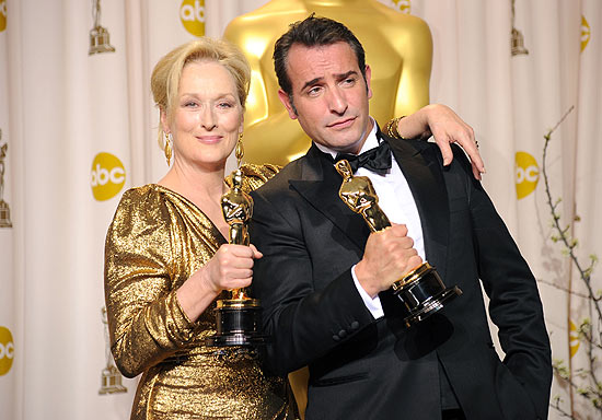 Jean Dujardin, vencedor do Oscar por &quot;O Artista&quot;, posa com Meryl Streep, melhor atriz por &quot;A Dama de Ferro&quot;