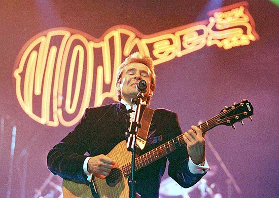 O vocalista Davy Jones em apresentao da banda The Monkees