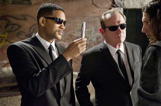 Will Smith (esq.) e Tommy Lee Jones em cena de "Homens de Preto 3"